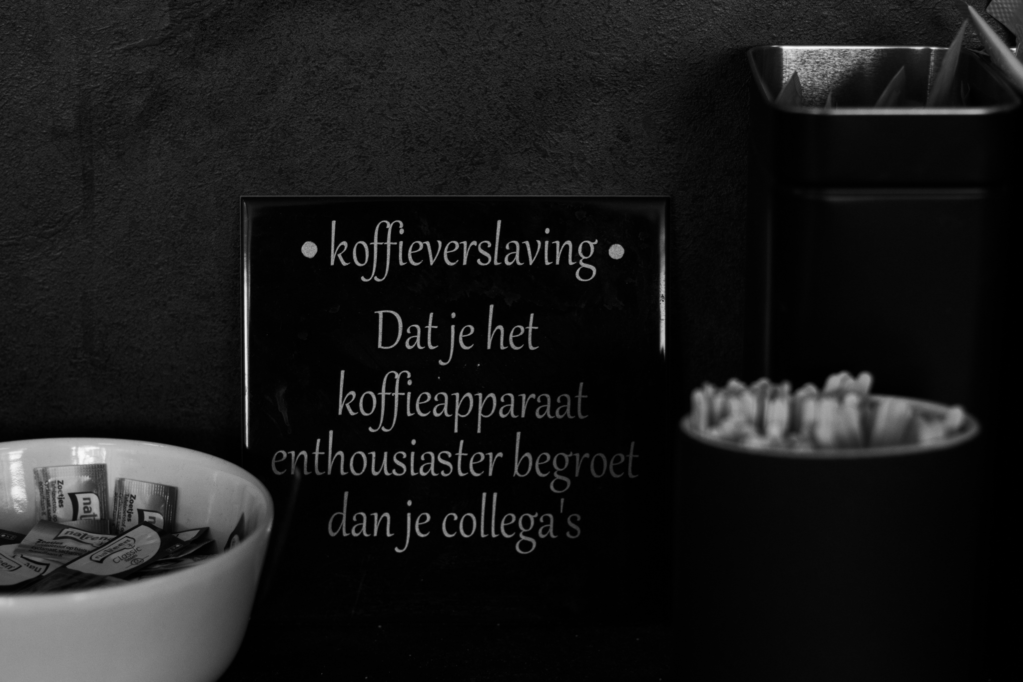 Humoristische boodschap over werkplezier: de dag dat je het koffiezetapparaat blijer begroet dan je collega’s – als teken van gemis aan verbinding