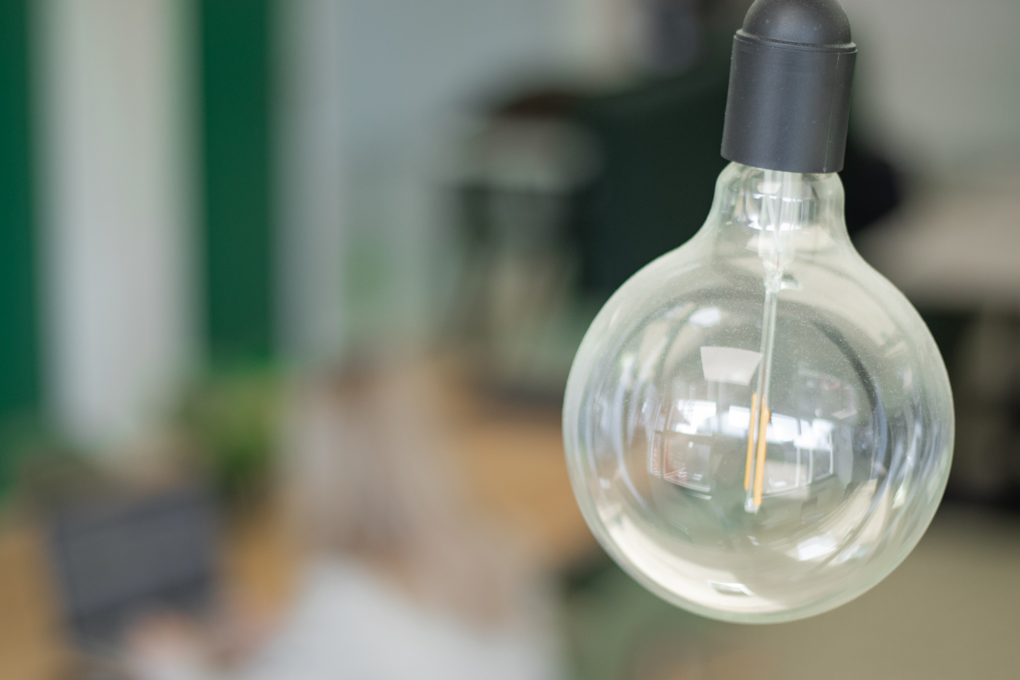 Brandende lamp als symbool voor inzicht, focus en het vasthouden van goede voornemens in het onderwijs.