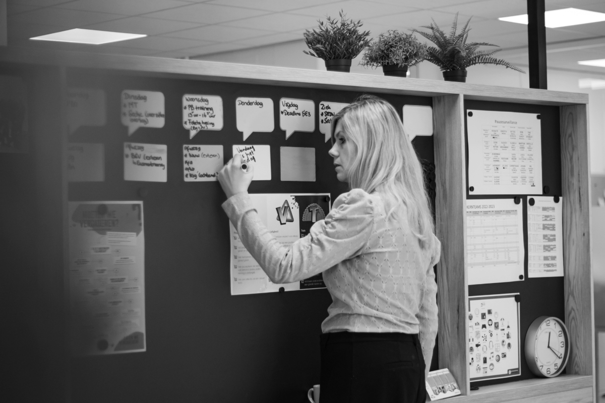 Jolijn van de Hoef staat bij een planbord, symbool voor het schoolritme en de jaaragenda in lerende organisaties