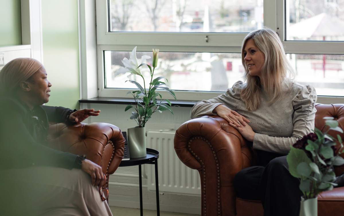 Jolijn van de Hoef in gesprek met een teamlid over teamontwikkeling in het onderwijs